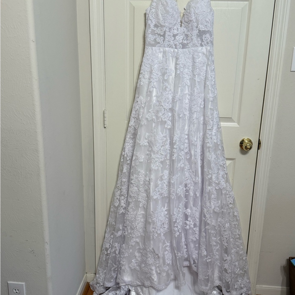Elegant White Lace Wedding Gown